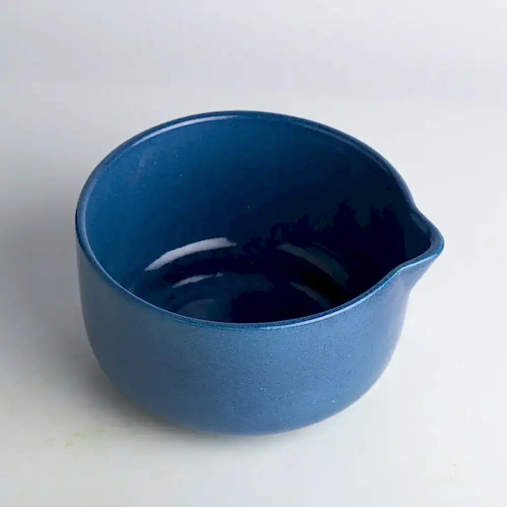 matcha çayı çırpmak için seramik kase