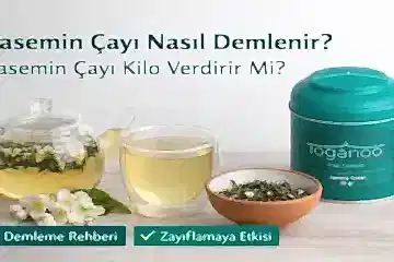 Cam demlikte demlenmiş yasemin çayı, yanında Toganoo markalı yasemin yeşil çayı kutusu ve çay kasesiyle birlikte ahşap masa üzerinde sunulmuş.